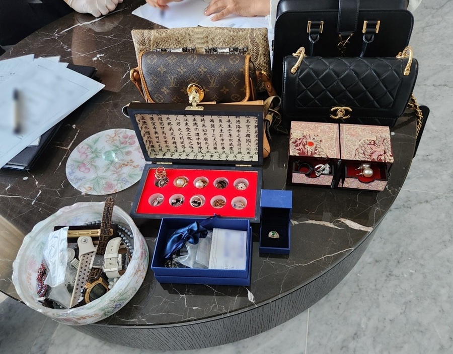 ▲ 고액체납자에 대한 가택수색으로 압류한 명품 가방, 명품 시계, 귀금속 등 물품 20점이 ‘2024년 지방세 체납자 압류 동산 공매 행사’에 출품된다.ⓒ청주시