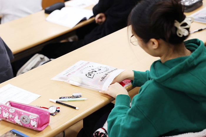 ▲ 수시모집 논술고사에서 수험생이 보안봉투에 전자기기를 넣고 있다.ⓒ중앙대