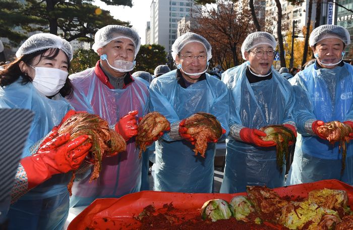 ▲ 유정복(가운데) 인천시장이 인천애뜰에서 열린 '2024 인천 김장나눔 대축제'에서 취약계층에 전달할 김장을 하고 있다.ⓒ인천시 제공