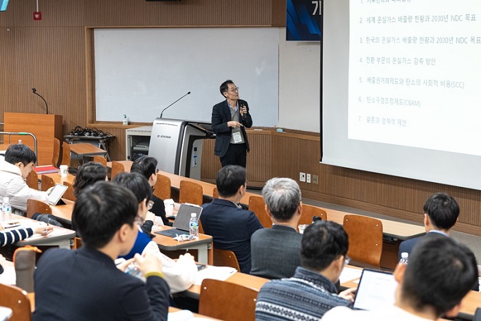 ▲ 서강대학교 경제대학 이진권 교수가 '파리협정과 한국의 기후변화 대응 정책'에 대해 발표하고 있다.ⓒ서강대