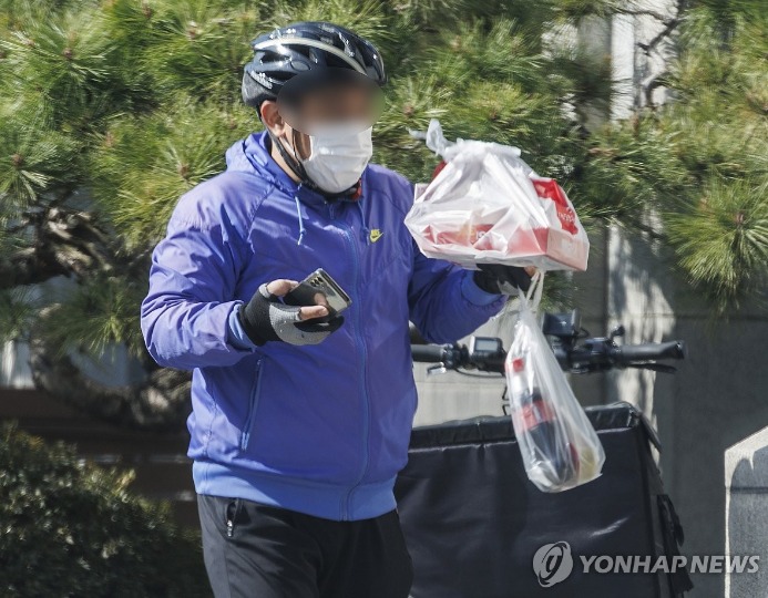 ▲ 10월31일 오후 서울 서초구의 한 건물 앞에서 배달 노동자가 음식 배달을 하고 있다.ⓒ연합뉴스