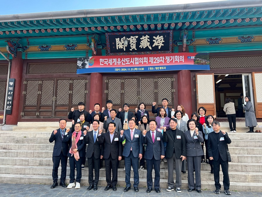 ▲ 심덕섭 고창군수가 지난 21일 경남 양산 통도사 해장보각에서 열린 올해 제29차 한국세계유산도시협의회 정기회의에서 제15대 회장에 만장일치로 선출됐다.ⓒ고창군