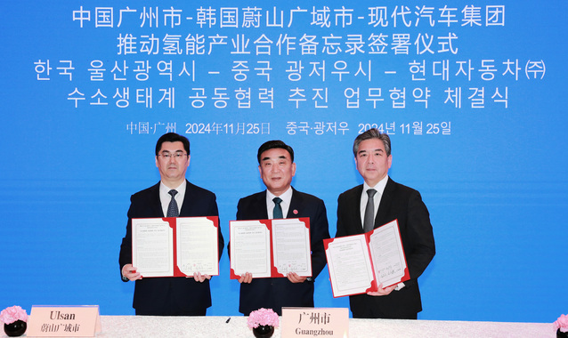 ▲ (왼쪽부터) 쑨즈양(孙志洋) 광저우시장, 김두겸 울산광역시장, 장재훈 현대차 사장이 협약서를 들고 기념 촬영을 하는 모습. ⓒ현대차