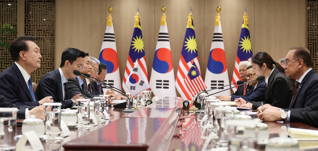 ▲ 윤석열 대통령이 25일 서울 용산 대통령실에서 열린 안와르 이브라힘 말레이시아 총리와 한·말레이시아 확대 정상회담을 하고 있다. (대통령실통신사진기자단) 2024.11.25. ⓒ뉴시스