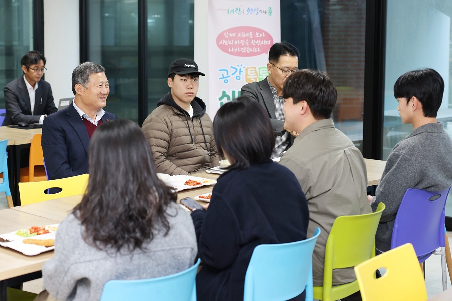 ▲ 김완근 제주시장은 25일 제주대학교를 방문해 공감 톡톡 신바람 시민 간담회를 열고 대학생들과 격의 없는 만남을 가졌다.(천원의 아침밥 간담회)ⓒ제주시