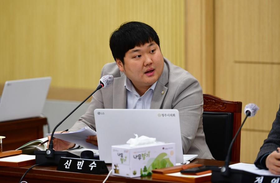 ▲ 청주시의회 도시건설위원회 소속 신민수(더불어민주당) 의원이 25일 제91회 청주시의회 제2차 정례회 중 열린 건설교통국 대상 행정사무감사서 발언하고 있다.ⓒ청주시의회