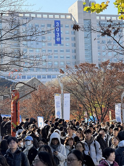 ▲ 중앙대 수시모집 논술고사 당일 중앙대 서울캠퍼스는 수험생들로 인산인해를 이뤘다. 시험을 마친 수험생들이 중앙대 정문으로 나오는 모습.ⓒ중앙대