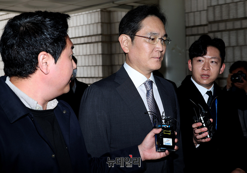 ▲ 이재용 삼성전자 회장이 25일 서울 서초구 서울고등법원에서 열린 '삼성 부당합병 의혹' 관련 항소심 결심 공판에 출석하고 있다. 2024.11.25. ⓒ정상윤 기자