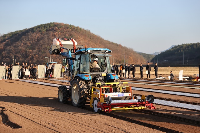 ▲ 의성군은 지난 22일 의성노지스마트농업 실증단지에서 ‘의성마늘 자율주행 기계화 파종 연시회’를 열었다.ⓒ의성군