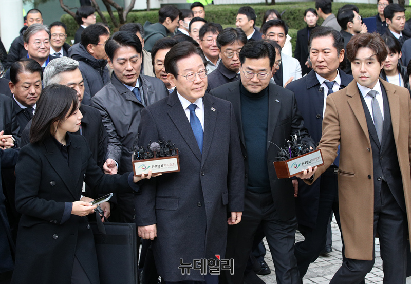 ▲ 이재명 더불어민주당 대표가 25일 오후 서울 서초구 서울중앙지방법원에서 열린 위증교사 혐의 사건에 대한 1심 선고 공판에서 무죄 판결을 받은 후 법원을 나서고 있다. (사진=공동취재단) ⓒ이종현 기자