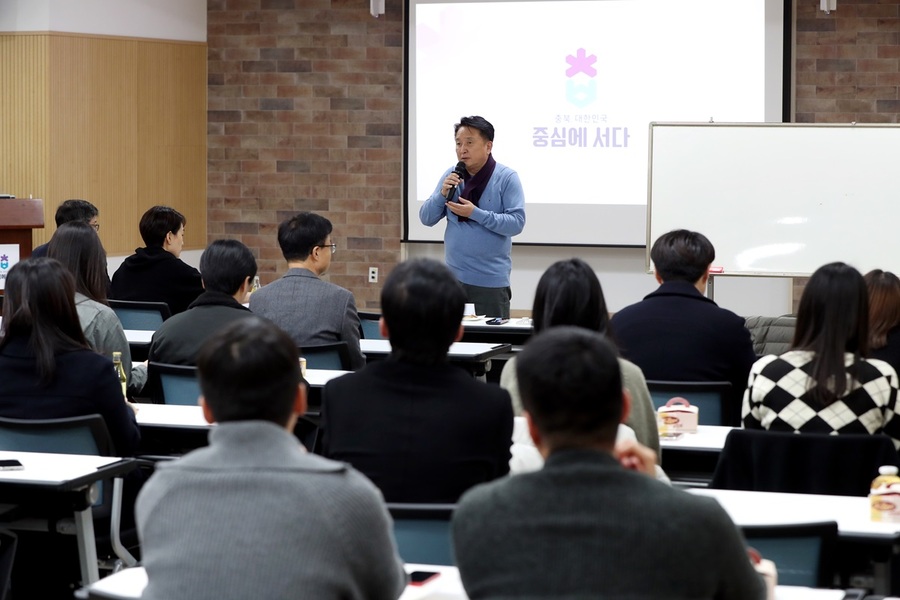 ▲ 김영환 지사가 ‘2024년 충청북도 청년희망센터 성과보고회’서 청년들을 위한 특별강연을 하고 있다.ⓒ충북도