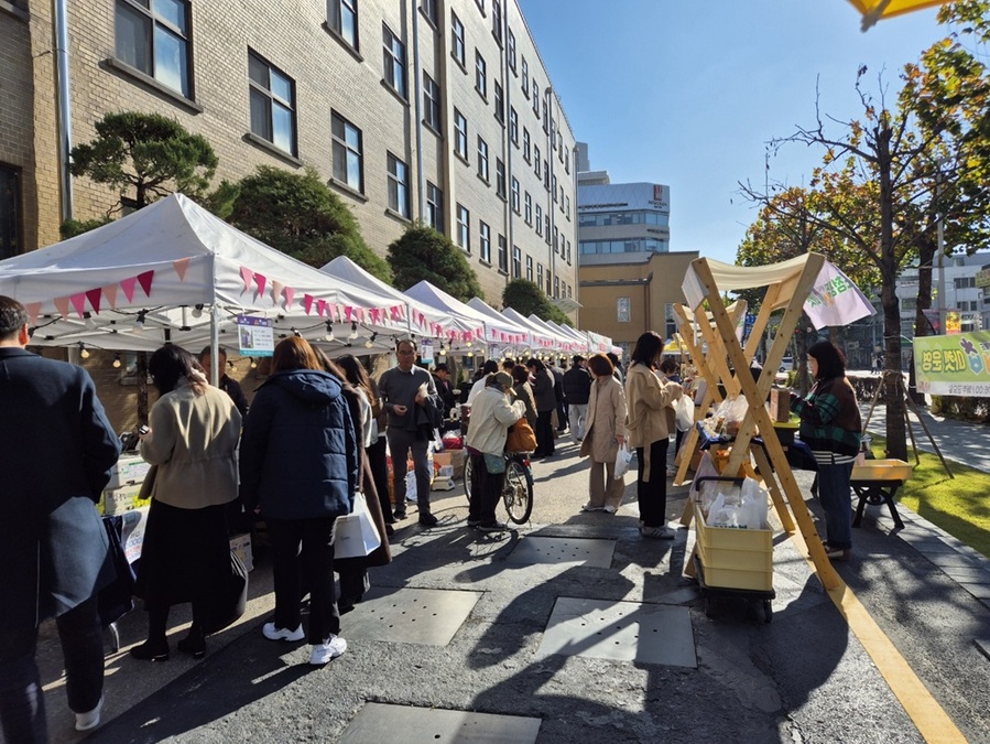 ▲ 충북도청 광장서 진행된 ‘온충북마켓’ 직거래장터가 지난 22일  마지막 행사를 끝으로 올해의 일정을 마무리했다.ⓒ충북도