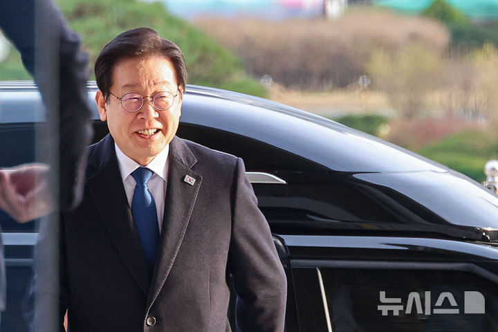 ▲ 위증교사 혐의 재판 1심 선고에서 무죄 판결을 받은 이재명 더불어민주당 대표가 25일 오후 서울 여의도 국회로 복귀하며 미소짓고 있다. ⓒ뉴시스