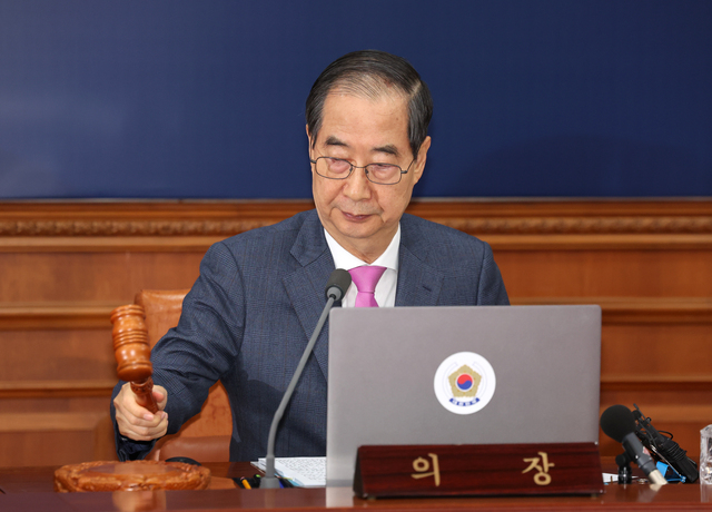 ▲ 한덕수 국무총리가 26일 오전 서울 종로구 정부서울청사에서 '김건희 여사 특검법'(윤석열 대통령 배우자 김건희의 주가조작 사건 등의 진상규명을 위한 특별검사 임명 등에 관한 법률안)에 대한 재의요구안을 심의 의결하는 국무회의에서 의사봉을 두드리고 있다. ⓒ뉴시스