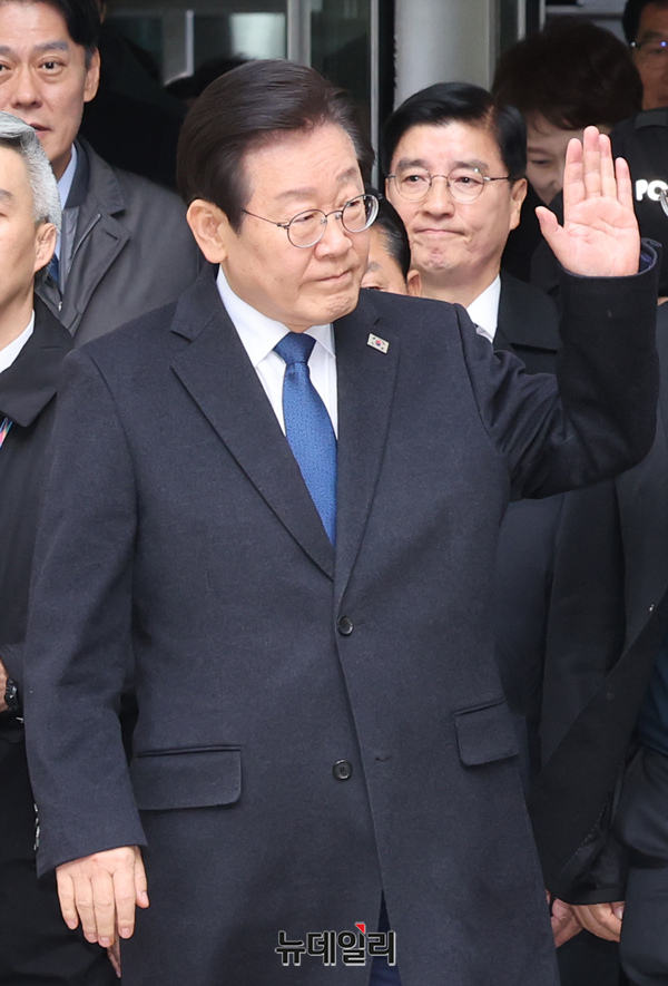 ▲ 이재명 더불어민주당 대표가 지난 25일 오후 서울 서초구 서울중앙지방법원에서 열린 위증교사 혐의 사건에 대한 1심 선고 공판에서 무죄 판결을 받은 후 취재진에게 발언을 하고 있다. ⓒ이종현 기자