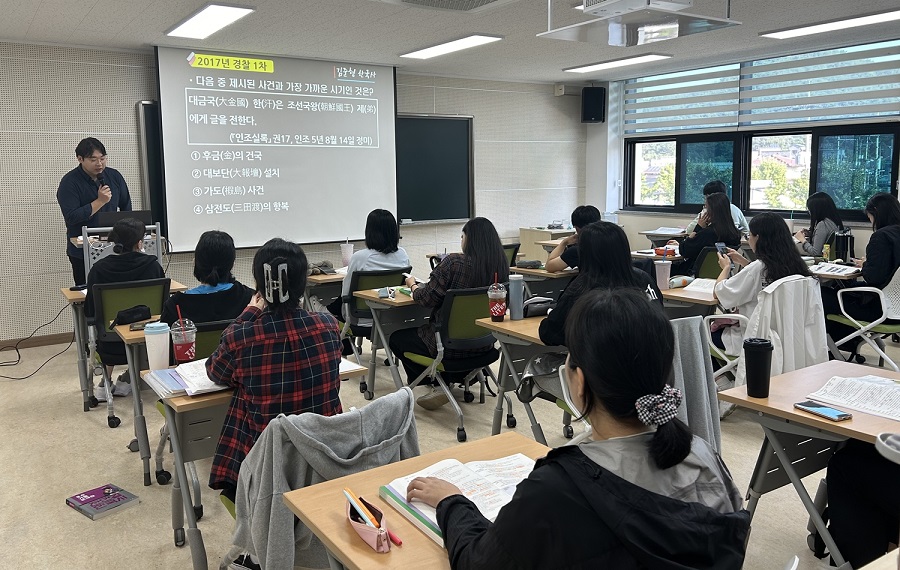 ▲ 정읍시는 청년 인구 유출 방지와 지역 청년들의 취업 능력 강화를 목표로 운영 중인 청년취업시험 준비반의 교육과정을 2025년부터 대폭 확대한다고 25일 밝혔다.ⓒ정읍시