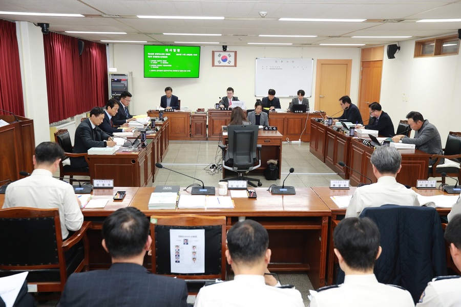 ▲ 충북도의회 건설환경소방위원회(위원장 이태훈, 괴산)는 26일 제422회 정례회 2차 회의를 열어 소방본부 및 재난안전실에 대한 2025년도 예산안과 조례안 1건을 심사했다.ⓒ충북도의회