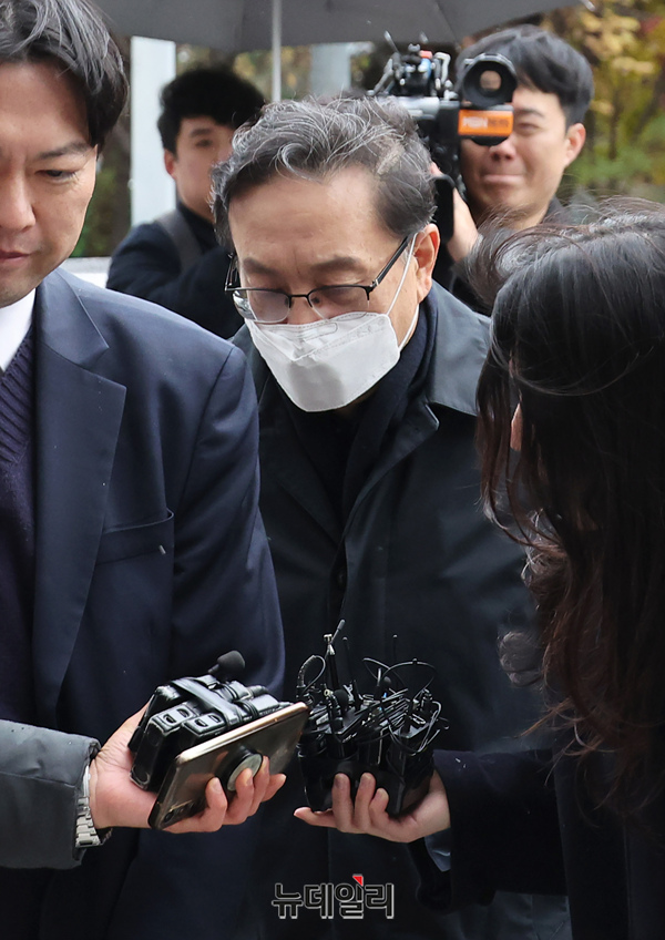 ▲ 손태승 전 우리금융지주 회장이 26일 오후 1시34분께 서울남부지법에 구속 전 피의자 심문을 받기 위해 출석하고 있다. ⓒ정상윤 기자