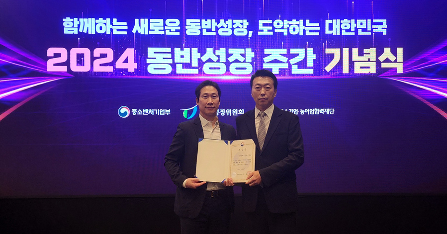 ▲ 신세계인터내셔날 CSR 김영훈 팀장(오른쪽)이 기념사진을 촬영하고 있다ⓒ신세계인터내셔날