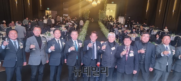 ▲ 대한주택관리협회 대전시회 임원 등이 2025년 더 강한 대전지회를 만들자고 다짐하고 있다. ⓒ김경태 기자