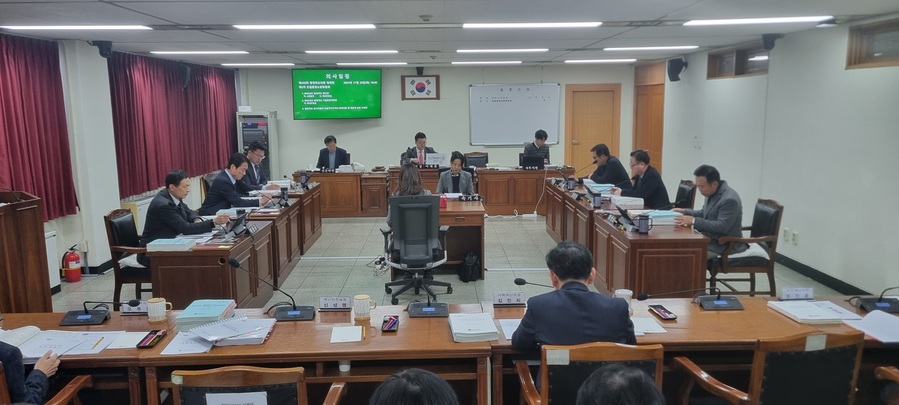 ▲ 충북도의회 건설환경소방위원회(위원장 이태훈, 괴산)는 26일 제422회 정례회 2차 회의서 재난안전실에 대한 2025년도 예산안을 심사했다.ⓒ충북도의회