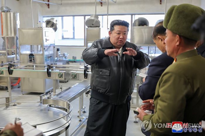 ▲ 김정은 북한 국무위원장이 지난 19일 평안남도 성천군 지방공업공장 건설 현장을 시찰했다고 조선중앙통신이 20일 보도했다. ⓒ평양 조선중앙통신/연합뉴스