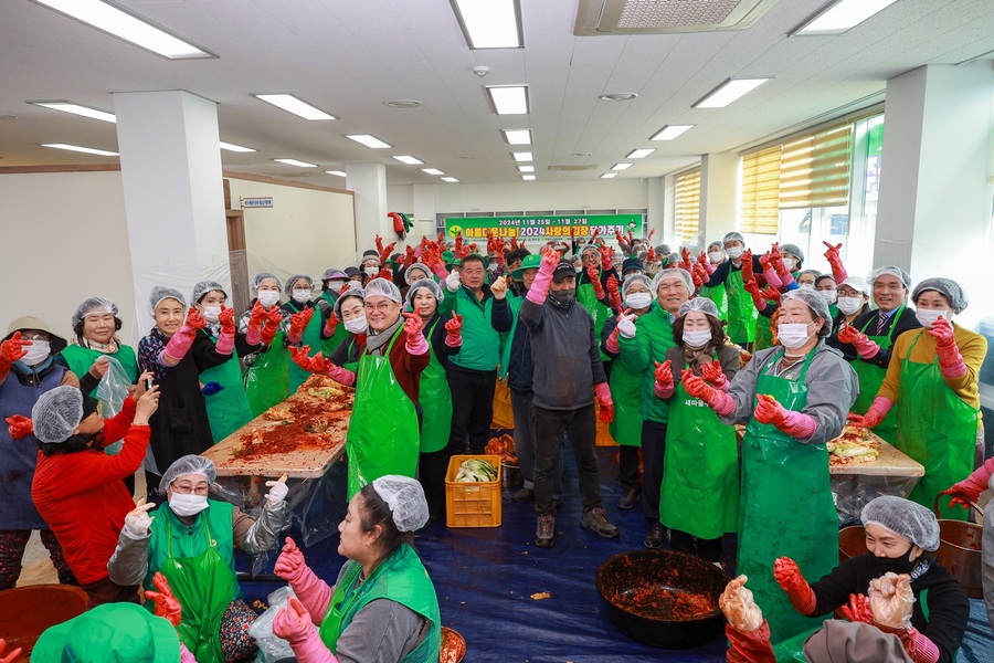 ▲ 청도군 새마을부녀회(회장 조순계)는 지난 25일부터 27일까지 3일간 새마을회관 앞마당에서 연말을 맞아 소외된 이웃들에게 나눔을 통한 이웃사랑 실천의 일환으로 ‘사랑의 김장나누기’ 행사를 마련했다.ⓒ청도군