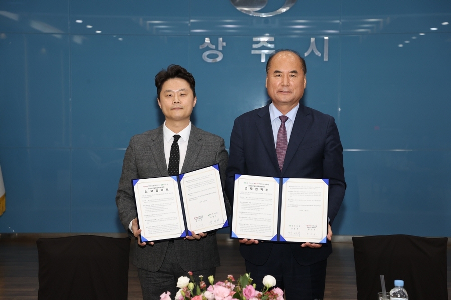 ▲ 강영석 상주시장(오른쪽)이 이랜드 그룹과 지역농산물 유통활성화를 위한 협약을 체결한후 기념촬영을 하고 있다.ⓒ상주시