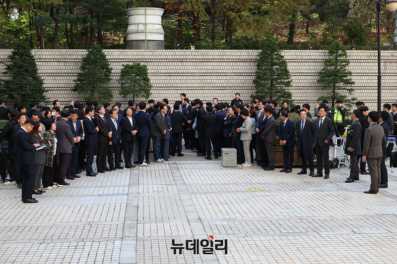 ▲ 더불어민주당 의원들이 15일 오후 서울 서초구 서울중앙지법에서 열린 '공직선거법 위반' 관련 1심 선고공판에 출석하는 이재명 대표를 기다리고 있다. ⓒ서성진 기자