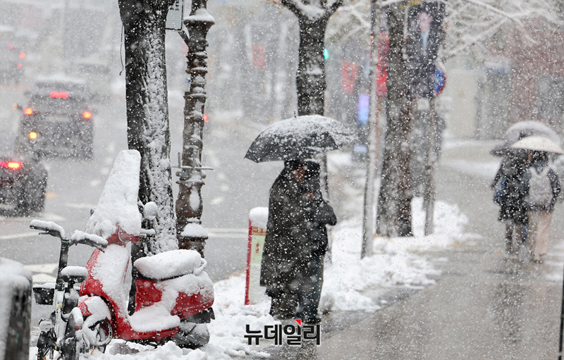 ▲ 대설주의보가 발효된 27일 오전 서울 용산구 이태원거리에서 시민들이 우산을 쓰고 이동하고 있다. ⓒ정상윤 기자
