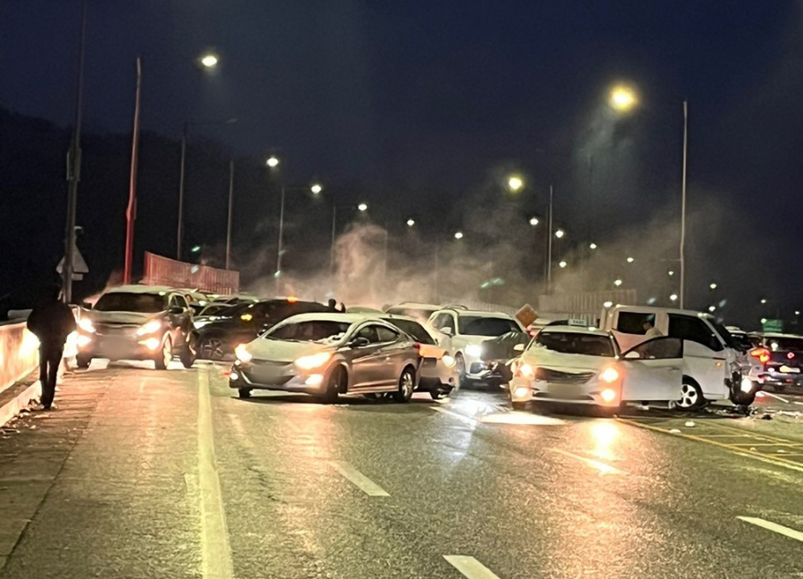 ▲ 27일 오후 강원 원주 한 도로에서 53대 간 추돌사고가 발생했다. ⓒ연합뉴스