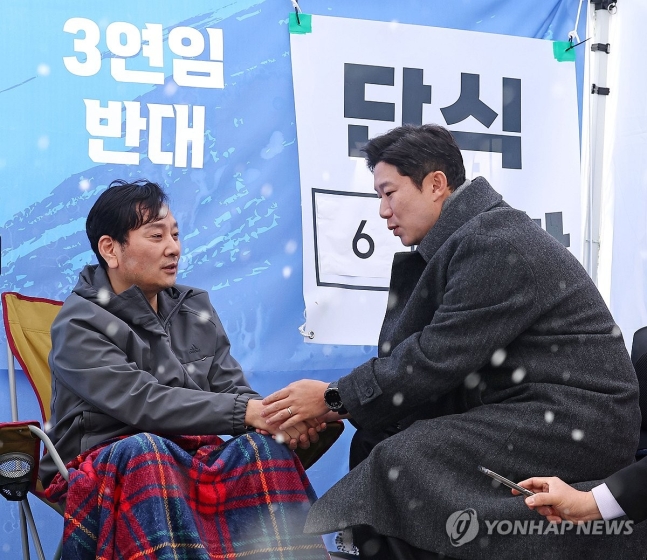 ▲ 국민의힘 진종오 국의원이(오른쪽) 이기흥 현 대한체육회장의 3선 도전을 비판하며 단식투쟁 중인 박창범 전 우슈협회장을 찾아 대화하고 있다.ⓒ연합뉴스