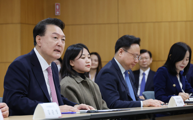 ▲ 윤석열 대통령이 28일 서울 서초구 서울성모병원에서 열린 '이른둥이의 건강한 성장 지원을 위한 간담회'에서 발언하고 있다. 왼쪽부터 윤 대통령, 다섯쌍둥이 어머니 사공혜란 씨, 조규홍 보건복지부 장관, 정혜전 대통령실 대변인. (대통령실통신사진기자단) 2024.11.28. ⓒ뉴시스