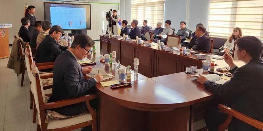 ▲ 한국건설경제산업학회(회장 박용석, 알투코리아부동산투자자문 부동산경제연구소장)는 27일 충북개발공사 3층 중회의실서 '저출산과 지방소멸을 넘어 지속 가능한 지역발전전략' 세미나를 개최했다.ⓒ충북개발공사