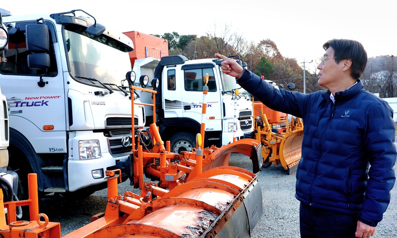 ▲ 김형렬 행복청장이 28일 세종시에 내린 첫 강설에 대응해 제설 장비 등을 점검하고 있다.ⓒ행복청