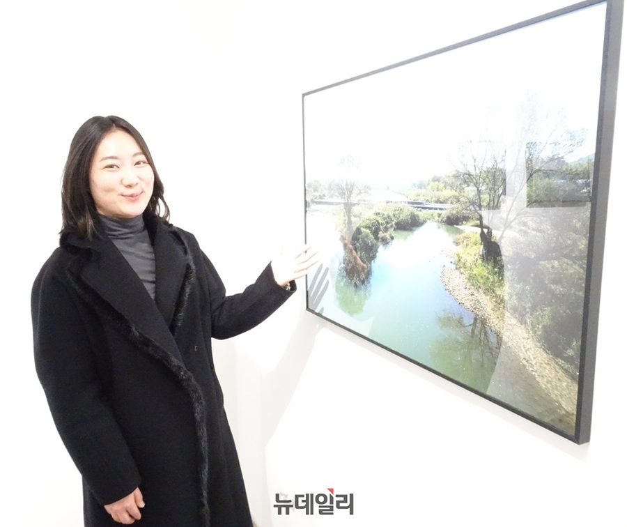 ▲ 홍덕은 모노팟 식물문화연구소장이 ‘도시소록展(도시나무리서치 아카이브 전시회)’에 전시된 무심천 버드나무 군락지에 대해 설명하고 있다.ⓒ김정원 기자