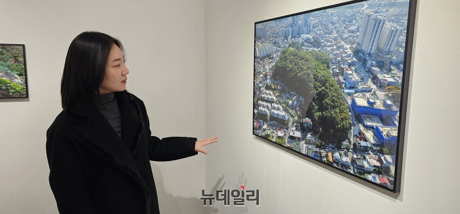 ▲ 홍덕은 소장이 전시장에서‘도시소록展 ’에 전시된 드론으로 찍은 청주 당산 사진을 보여주고 있다.ⓒ김정원 기자