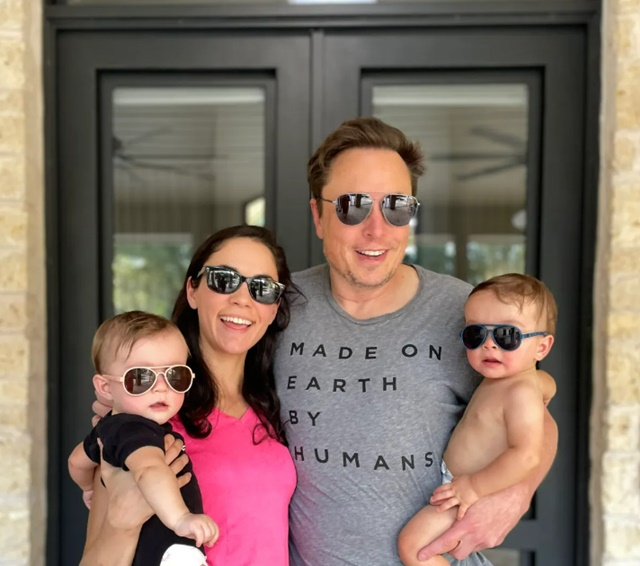 ▲ 일론 머스크와 사본 질리스가 쌍둥이인 스트라이더, 애저와 함께 포즈를 취하고 있다. 사본 질리스 X 갈무리