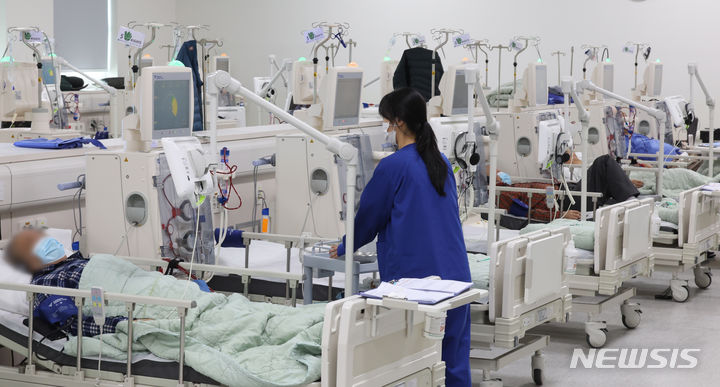 ▲ 간호사들이 한 종합병원 인공신장실에서 환자를 돌보고 있다. ⓒ뉴시스