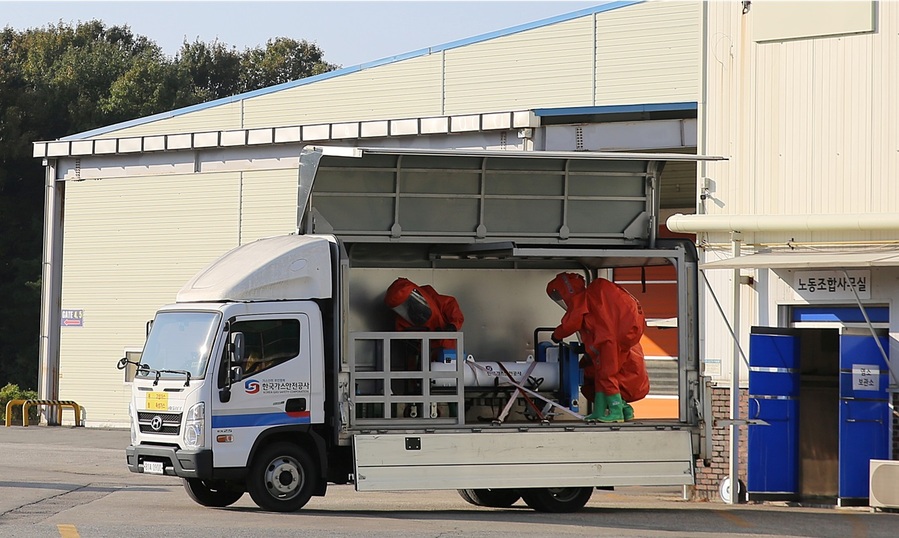 ▲ 지난 10월 24일 실시한 안전한국훈련서 한국가스안전공사 산업가스안전기술센터 직원들이 독성가스 누출을 가정한 ERCV 훈련을 진행하고 있다.ⓒ한국가스안전공사