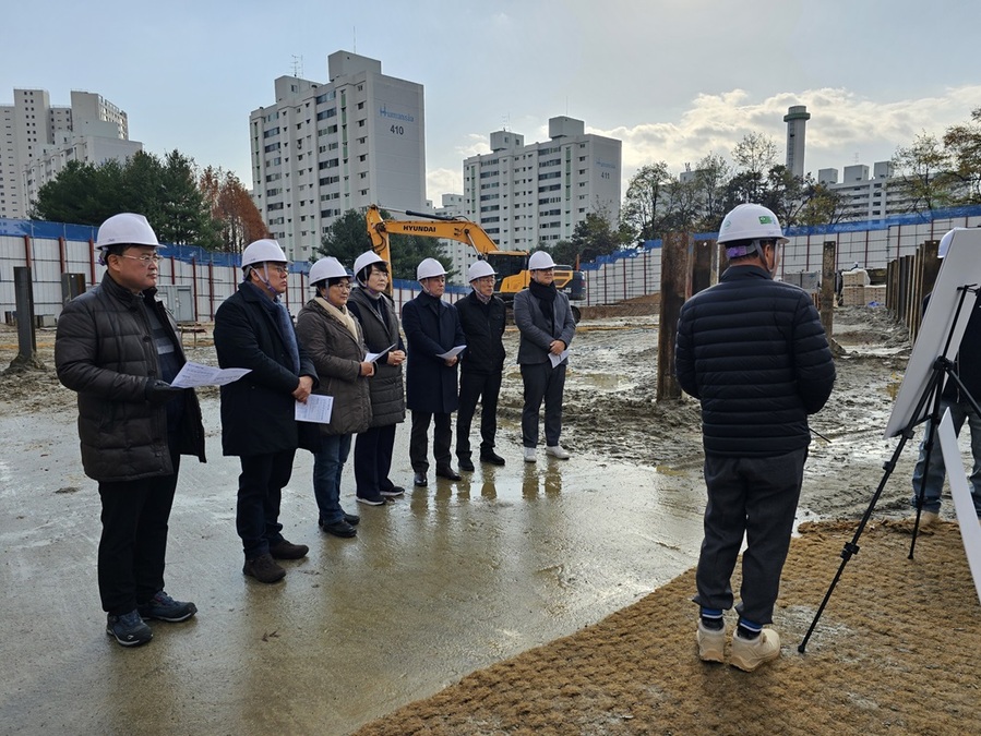 ▲ 청주시의회 보건환경위원회(위원장 변은영)는 28일 다회용기 공공세척센터 건립 현장, 서원보건소 신축이전 현장, 상수도사업본부 지북정수장을 방문해 현장 중심의 의정활동을 펼쳤다.ⓒ청주시의회