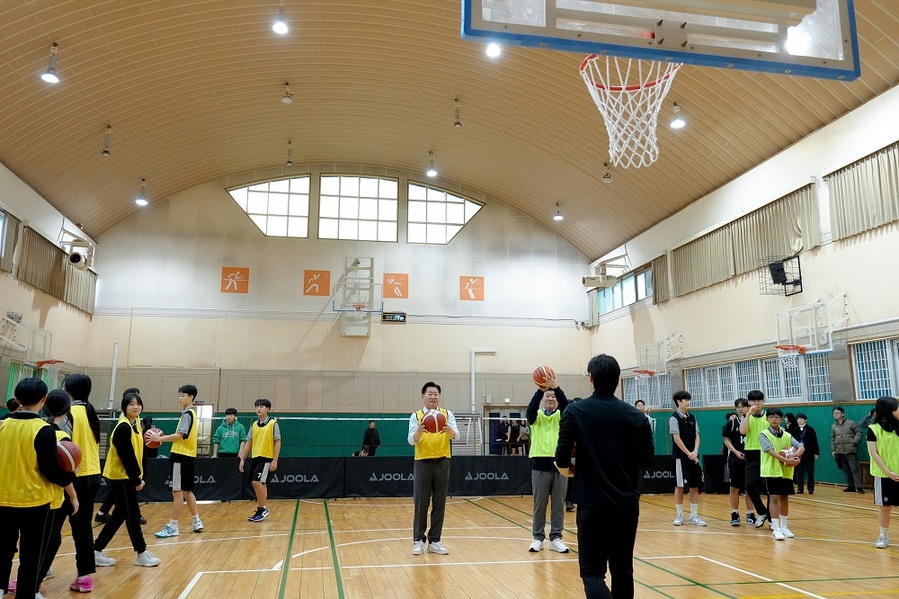 ▲ 오영훈 지사와 김광수 교육감은 28일 오전 8시 제주아침체육활동 시범학교인 탐라중학교를 방문해 학생들과 함께 체육활동에 참여하고 스포츠 활동을 통한 학생들의 사회·정서적 역량 함양 방안을 모색했다.ⓒ제주도