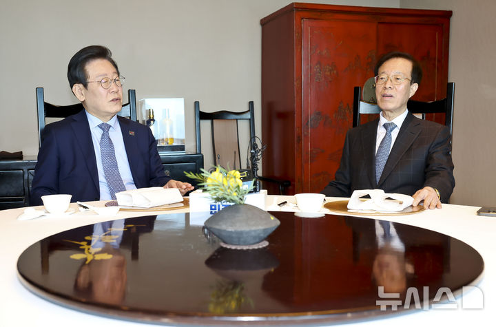 ▲ 이재명 더불어민주당 대표와 이석연 전 법제처장이 28일 서울 여의도의 한 식당에서 만나 대화를 나누고 있다. ⓒ뉴시스