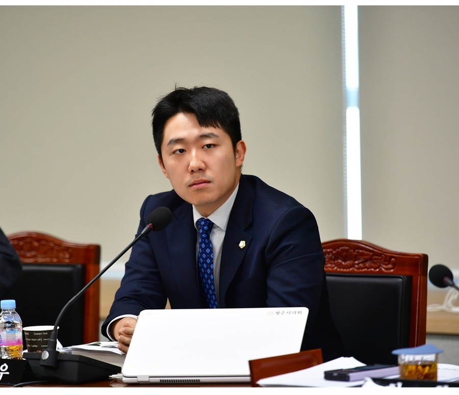 ▲ 청주시의회 정재우 의원(더불어민주당, 오창읍)이 28일 열린 행정안전위원회 4개구청 행정사무감사서 발언하고 있다.ⓒ청주시의회