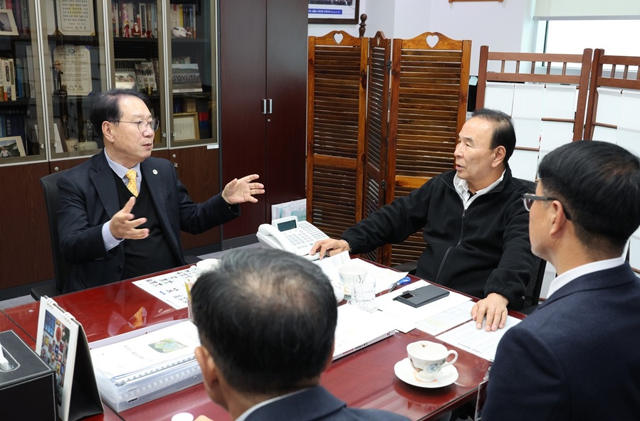 ▲ 송인헌 군수가 국회를 방문해 관련 의원들과 면담을 진행하며 학생군사학교 체력단련장 조성의 당위성을 설명하고, 내년도 정부 예산 반영을 위한 협력을 요청하고 있다. ⓒ괴산군