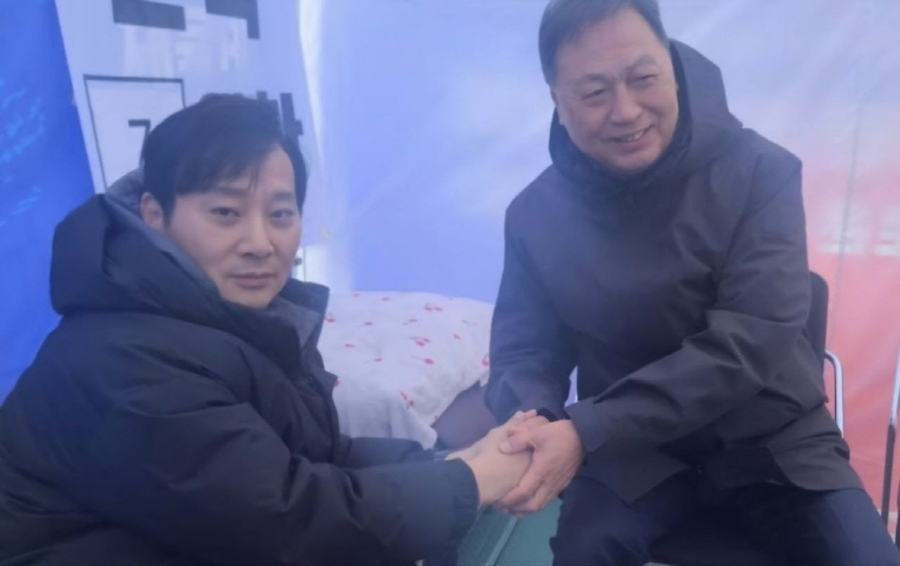 ▲ 강태선 회장(오른쪽)이 28일 대한체육회 앞에서 이기흥 회장의 선거 출마를 반대하하는 단식 투쟁을 벌이는 박창범 전 대한우슈협회장을 위로했다.ⓒ박창범 전 우슈협회장