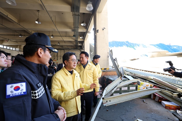 ▲ 김동연 경기도지사가 28일 오전 안양농수산물도매시장에 방문해 폭설 피해현장 확인 및 점검 등을 하고 있다. ⓒ경기도 제공