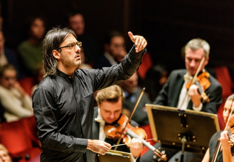 ▲ 2025년부터 '클래식 레볼루션'의 새로운 음악감독을 맡은 레오니다스 카바코스.ⓒ롯데문화재단