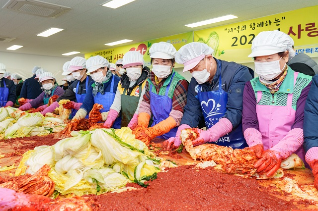 ▲ 김한성 본부장 및 허대영 대외협력처장을 비롯한 월성원자력봉사대 50여명이 함께 참여해 1200포기의 김장을 담갔다.ⓒ월성본부