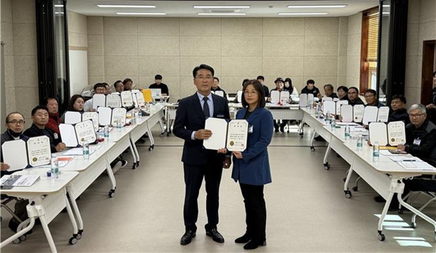 ▲ 옥천읍 농촌중심지활성화 주민위원회 위촉장 전수식을 한 후 기념촬영을 하고 있다.ⓒ옥천군